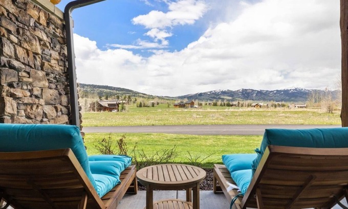 Victor Condo | Private condo enjoys stunning sunset views and spacious interior for smaller groups