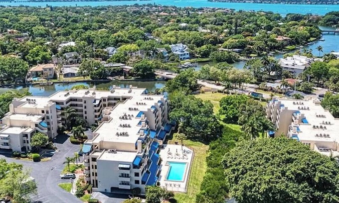Central Sarasota Condo | Private corner/blocks from SelbyGardens/pets/2 parking spots/elevator/3-mon min