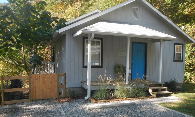 Gerton Cottage | Private Cottage at 3B's Inn Bed Breakfast & Biscuits Asheville, NC