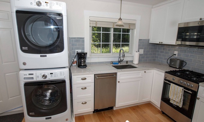 The Willows Cottage | Private Cottage with Chef's Kitchen & Washer/Dryer Near Palo Alto