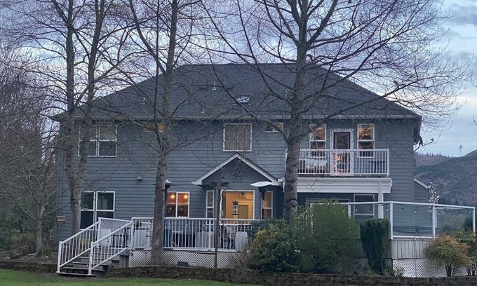 Marcola House | Private country property only minutes from town.