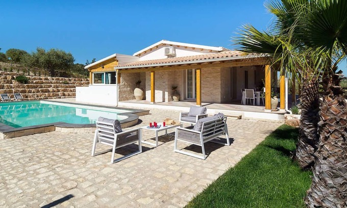 Noto Villa | Private countryside villa with pool