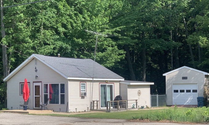 Houghton Lake Cottage | Private Cozy Cottage ~ Away From It All