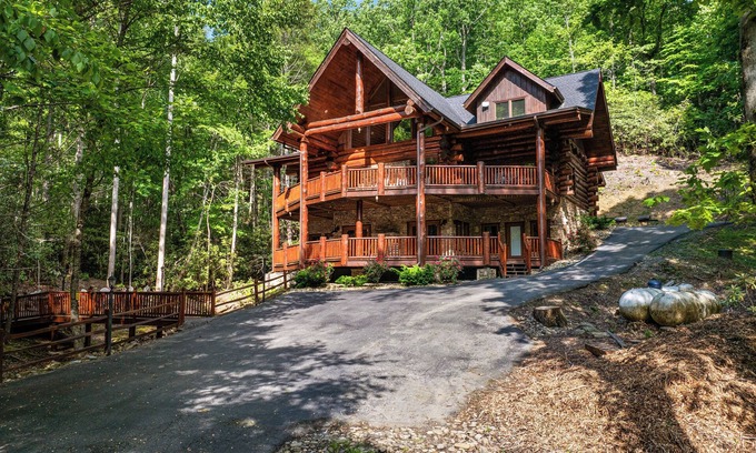 Pittman Center Cabin | Private Creek!| Hot Tub | FirePit | Free Tickets | Pool Table | Secluded