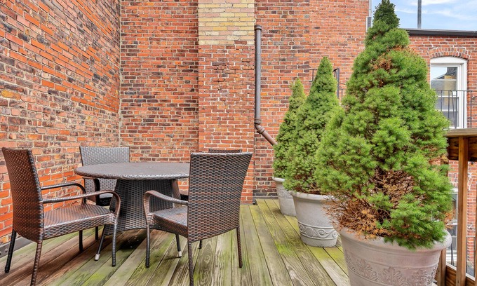 Beacon Hill Apartment | 🌲Private Deck🌻5 StarSunny🐶Dogs Ok🌲Laundry🌻Stunning