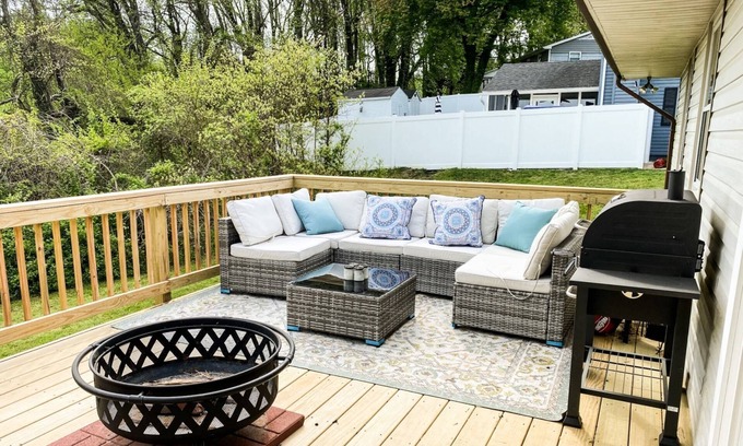 Severna Park House | Private deck, backyard and dog-friendly just 12 minutes to Annapolis