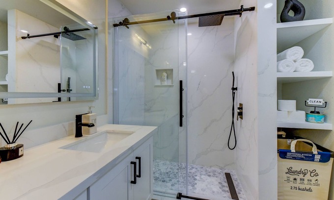 Northeast Bellevue House | Private Deluxe Suite! Prime Location: MS, Redmond, Bellevue, lakes, shops,Costco