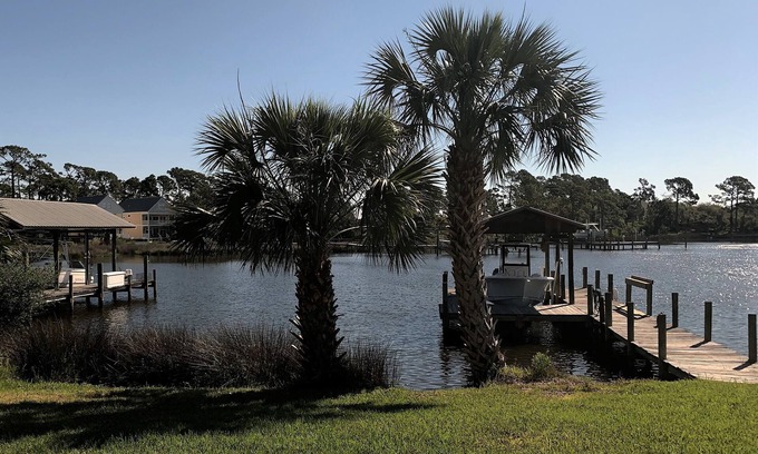 Silver Sands House | Private dock on the bay - 3 minute walk to the beach - Sleeps 9 - 3 bedrooms