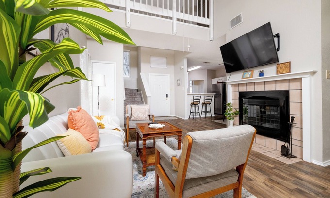 Euless House | Private Duplex Retreat - Minutes to DFW & Shops