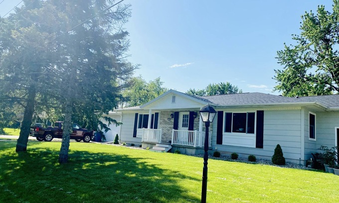 Omro House | Private EAA duplex for rent - 15 min from the Airventure site!