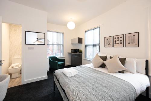 Levenshulme Hotel | Private ensuite rooms with kitchen access by Irwell Stays