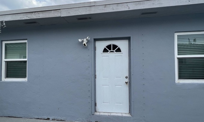 Coral Terrace Bed & Breakfast | Private entrance apartment for 3 or 1 person free parking wifi malls restaurant