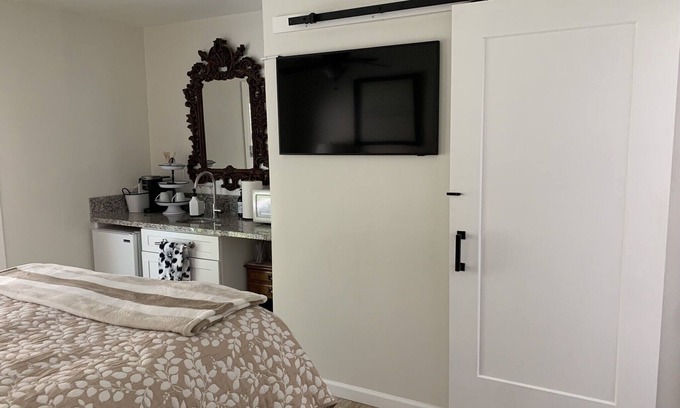 West Park Community House | Private Entrance Queen Suite