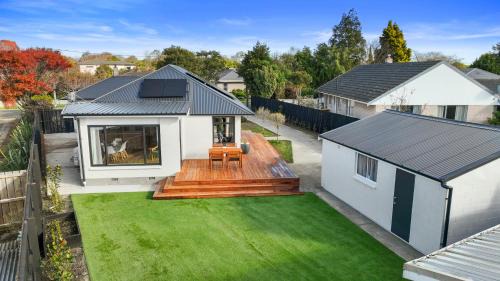 Christchurch House | Private, Family-Friendly Home, 4BR by Airport & Free Parking