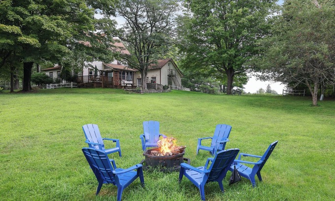 Beach Lake House | Private Farm House with Pond and A/C in Beach Lake