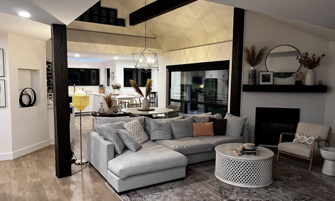 Langley House | Private Farmhouse Rancher 2 Bed + 2 Bath + Office + Loft by Tbird Show Park