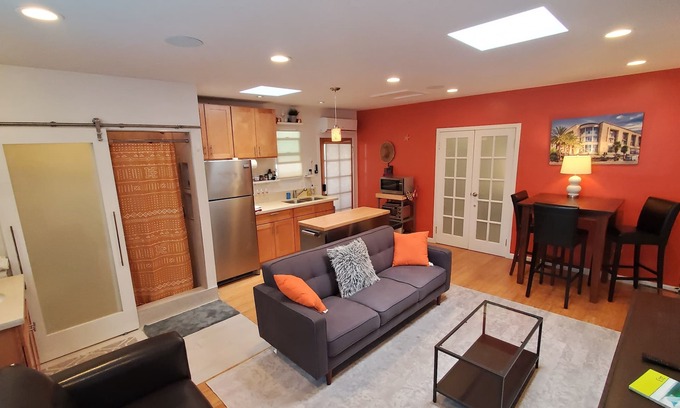 Van Nuys House | Private full guest house 30 days or more ONLY!