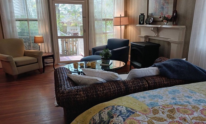 Downtown Little Rock Cabin | Private Garden, Jacuzzi Tub, Fireplace, In-Cottage Breakfast & Walking Distance to SoMa Are Just the Beginning!