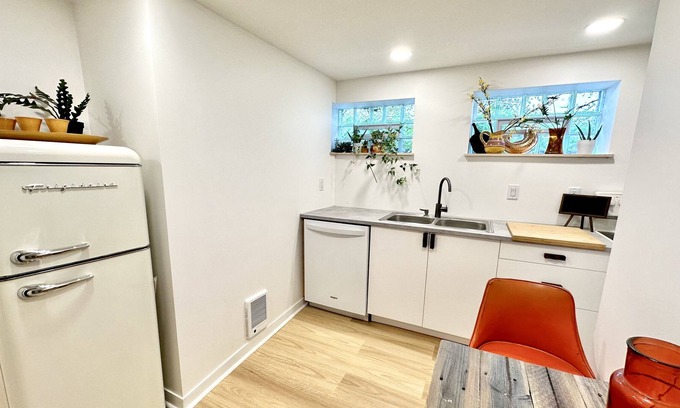 Kingfield House | Private Garden-Level Studio