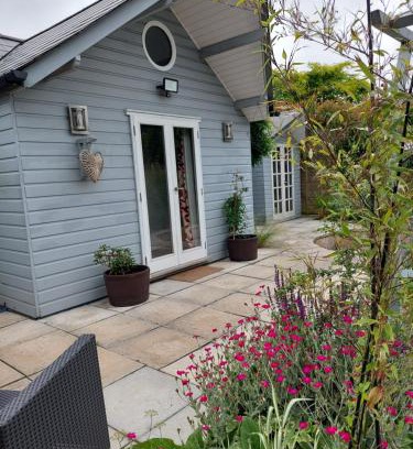 Christchurch Apartment | Private Garden Lodge in Christchurch, Dorset for 4 - dogs welcome!