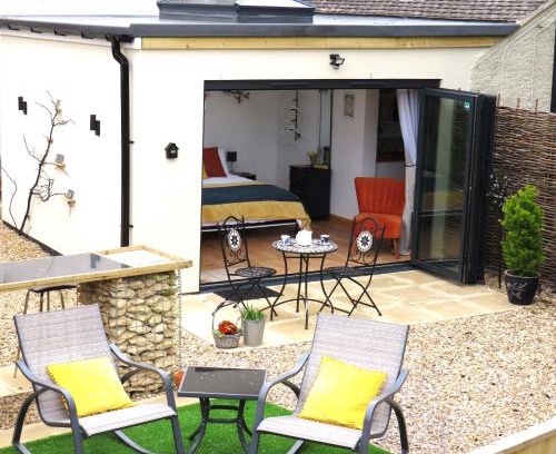 Stamford Apartment | Private Garden Room - Rural Village