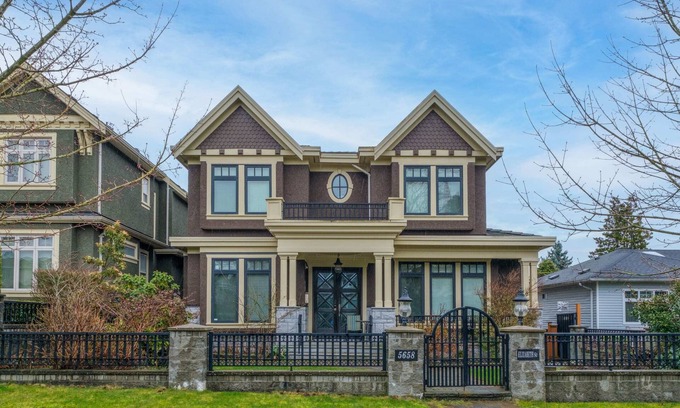 Vancouver South Apartment | Private Guest House in Prime Central Location