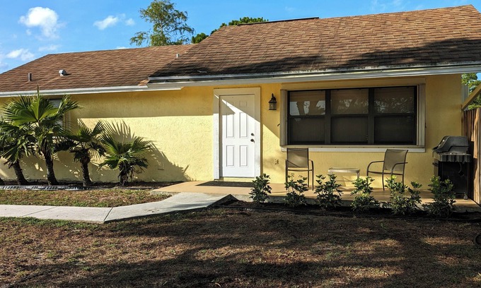 Loxahatchee House | Private Guest House on a horse farm