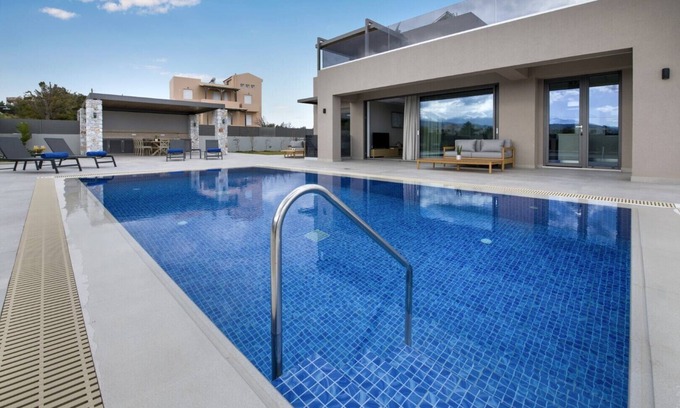 Kato Galatas Villa | Private Heated Pool★Brand New Lux villa★Sauna & Jacuzzi★Walk to Everything★BBQ