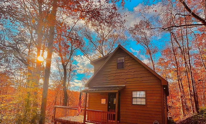 Dahlonega Cabin | PRIVATE HILL TOP RUSTIC CABIN! 8 MINS TO SQUARE! MOUNTAIN VIEWS DURING FALL!