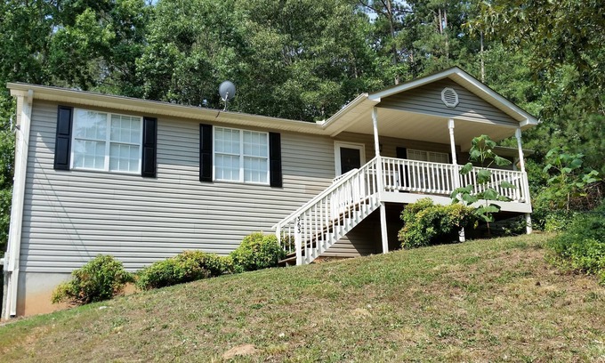 Cartersville House | Private Home, 12.8 miles from LAKEPOINT Sports Complex, Sleeps 8!