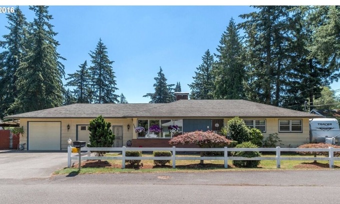 Powellhurst-Gilbert House | Private home close to all the best Asian Restaurants on the East Side