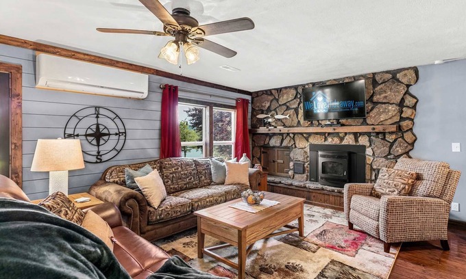 Jenkins House | Private Home Right on the Lake! Bring Your Boat, Pool, and Amazing Views