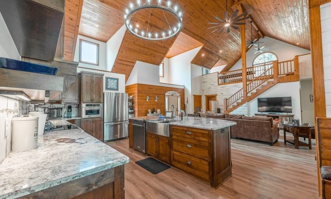 Pearcy Cabin | Private Hot Springs Cabin on Pond w/Game Room!