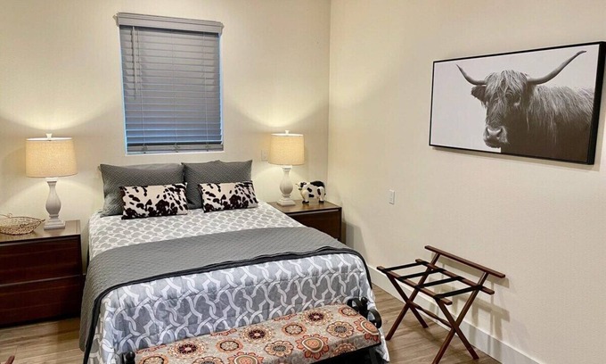 Ahwahnee Apartment | Private HOT TUB/BBQ/Sleeps 2/Crazy Cow