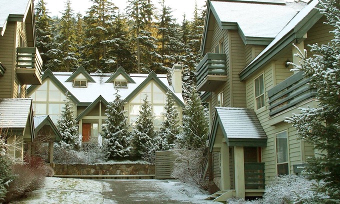 Blackcomb House | Private Hot Tub. Bring Your Dog! Spacious Ski-in Townhome close to Lost Lake.