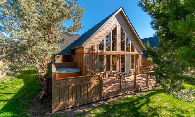 Redmond House | Private Hot Tub, Cute Cabin, Family Eagle Crest Sunny Getaway!