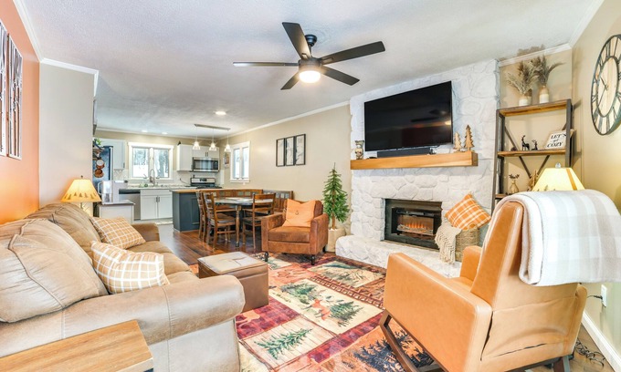 Michaywe House | Private Hot Tub & Deck: Gaylord Family Home!
