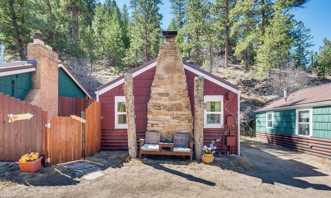 Drake Cabin | Private Hot Tub & Deck: Romantic Getaway in Drake