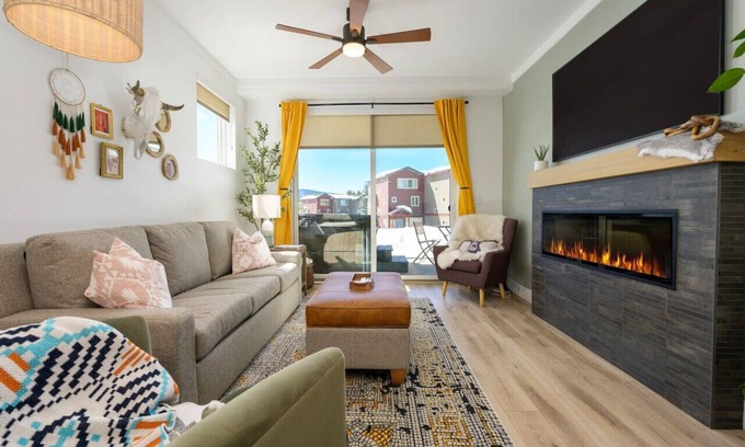 Fraser House | Private Hot Tub, Garage + EV Charger, On Bus Line!