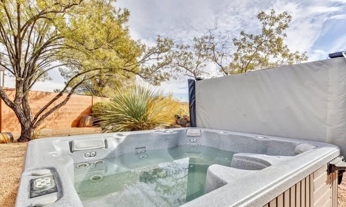 Ivins House | Private Hot tub, Pets Allowed, Park Close By