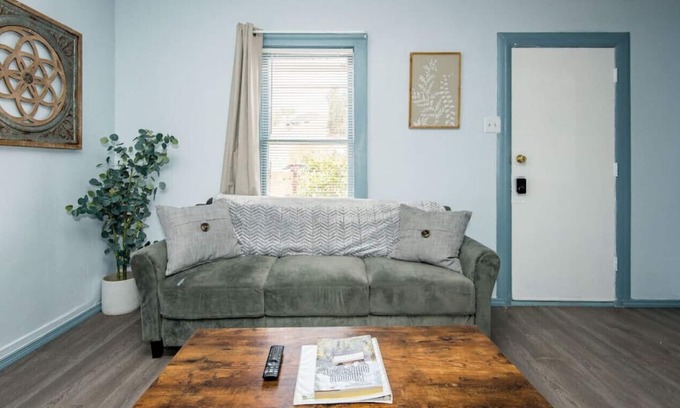 Needles House | Private Hot Tub! Welcome to Little Broadway on 66.