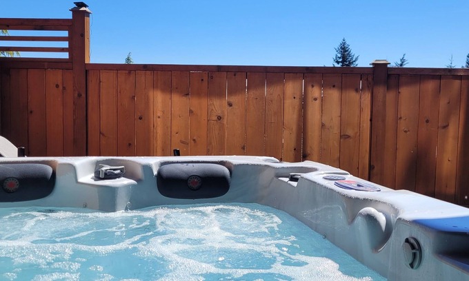 Victoria House | PRIVATE Hot Tub with Valley Views!