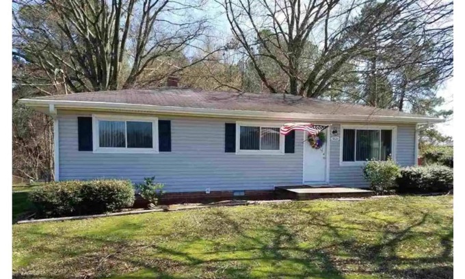 McCain House | Private House - 3 Bedroom Single Level - Close to Everything!