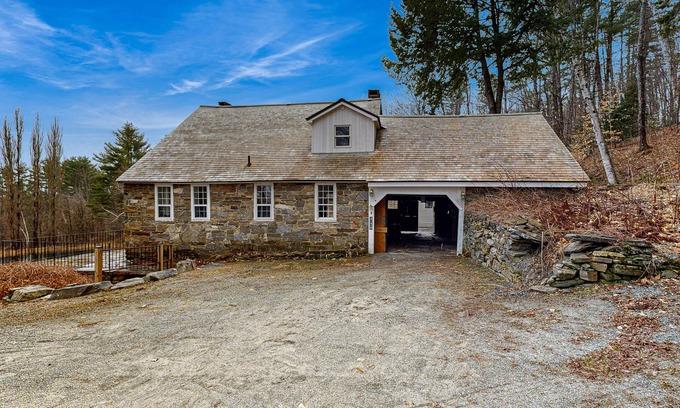 Reading House | Private house & cottage, pond, mountain view, balcony, outdoor dining, fireplace