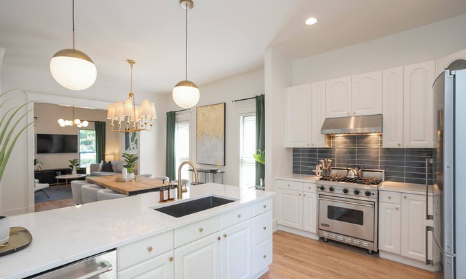 East End House | Private House in East Nashville: 5 Kings & 1 Queen, Prime Walkable Location
