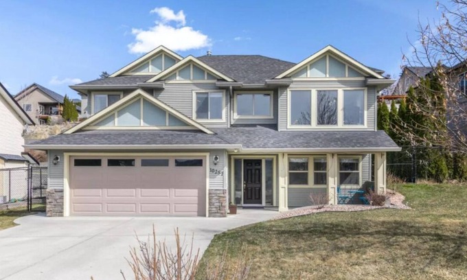 Central Okanagan House | Private house with 2 suites and a heated swimming pool, sleeps 14