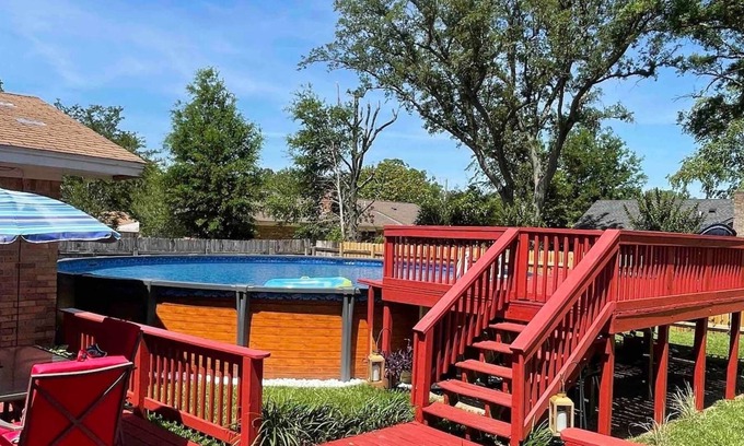 West Pensacola House | PRIVATE HUGE POOL/ 25 MINS TO BEACH/ SPACIOUS 4BED/3BATH KING BED