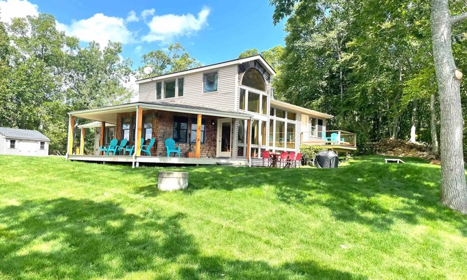 Preston House | Private Island Lake House Near Casinos