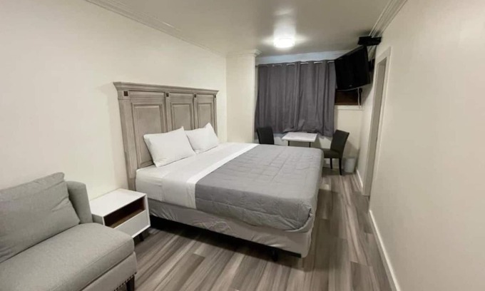 East Kootenay House | Private King Room in Relaxing Radium
