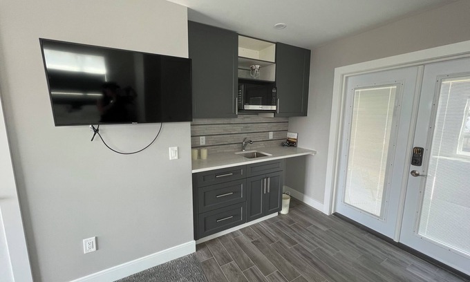 Black Mountain Apartment | Private Lake View Apt